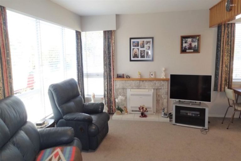 Photo of property in 44 Wychwood Crescent, Bishopdale, Christchurch, 8053