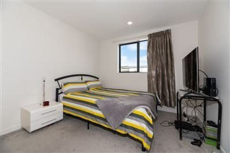 Photo of property in 42 Bloom Crescent, Sunnyvale, Auckland, 0612