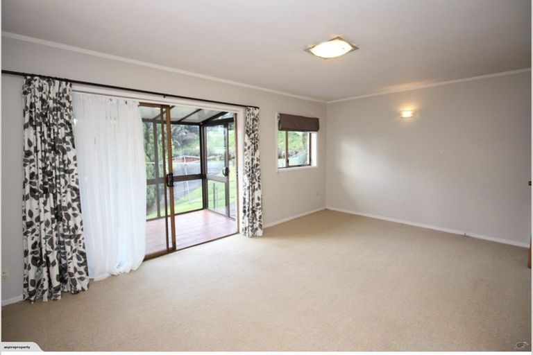 Photo of property in 1/404 Glenfield Road, Glenfield, Auckland, 0629