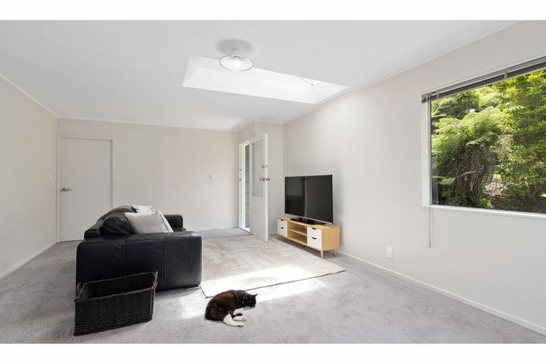 Photo of property in 8 Limmer Place, Browns Bay, Auckland, 0632