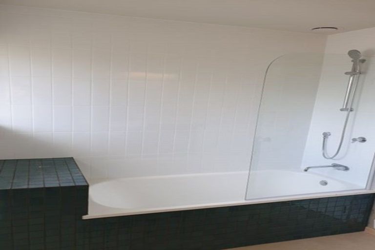 Photo of property in 2/7 Ian Place, Glendene, Auckland, 0602