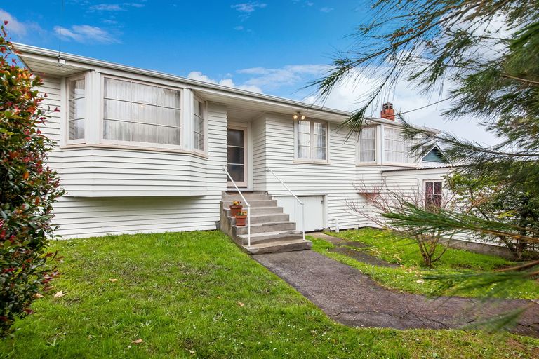 Photo of property in 14 Binsted Road, New Lynn, Auckland, 0600