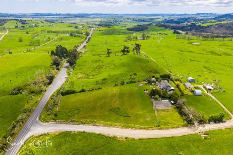 Photo of property in 17 Oparakau Road, Matakohe, 0594