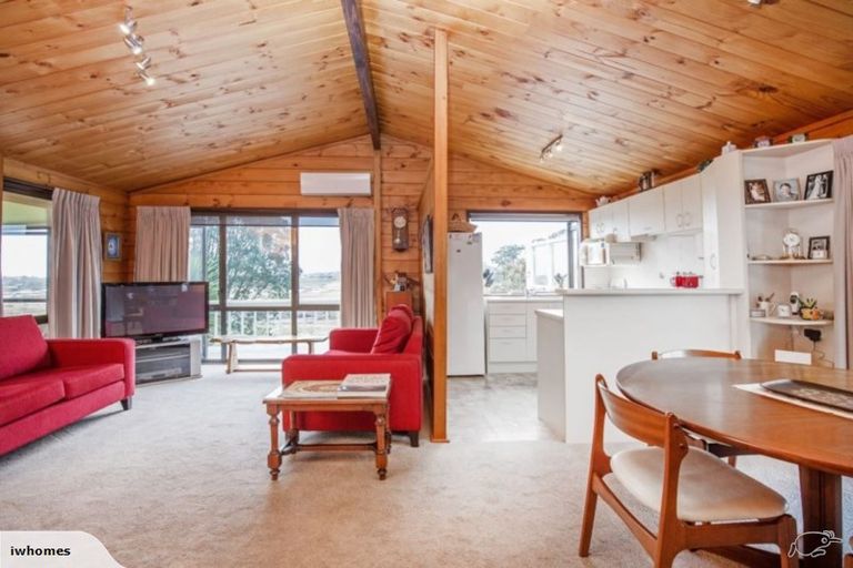 Photo of property in 18 John Dee Crescent, Red Beach, 0932