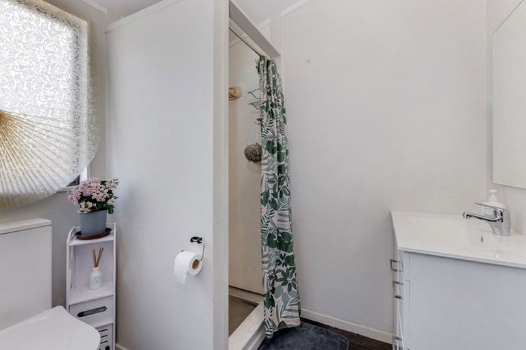 Photo of property in 5 San Bernadino Drive, Henderson, Auckland, 0612