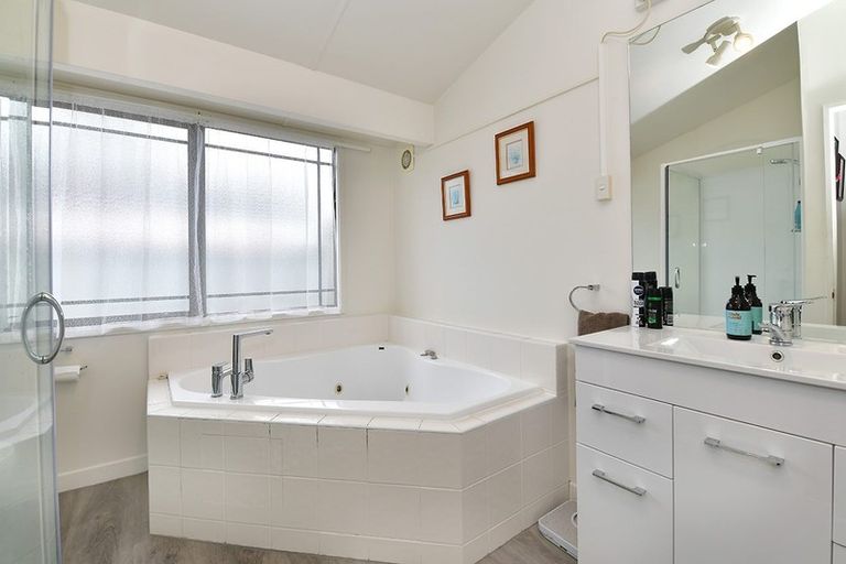 Photo of property in 33e Springs Road, Parakai, 0830