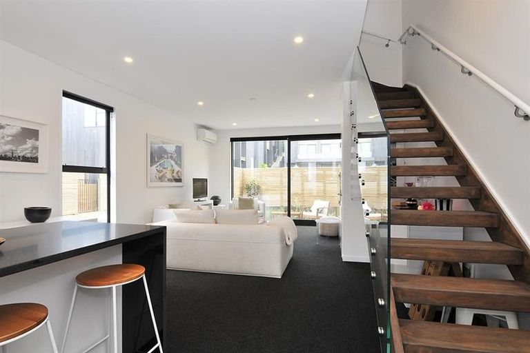 Photo of property in 2/20 Trent Street, Island Bay, Wellington, 6023