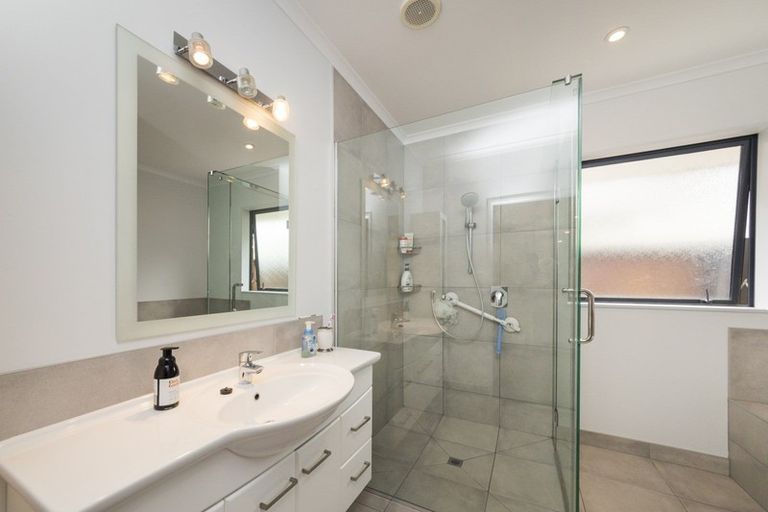 Photo of property in 30 Grand Oaks Drive, Awapuni, Palmerston North, 4412