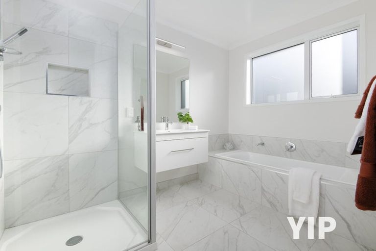 Photo of property in 10 Cromwell Point, Newlands, Wellington, 6037