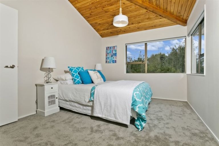 Photo of property in 6 Ravenstone Place, Chatswood, Auckland, 0626