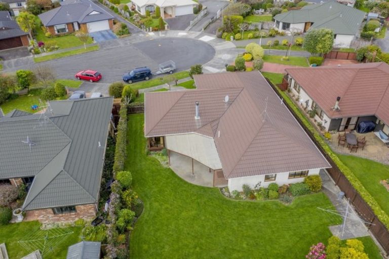 Photo of property in 8 Runanga Grove, Waikanae, 5036