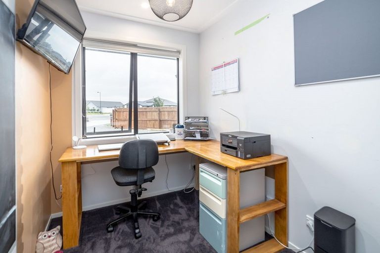 Photo of property in 8 Takahe Drive, Carterton, 5713