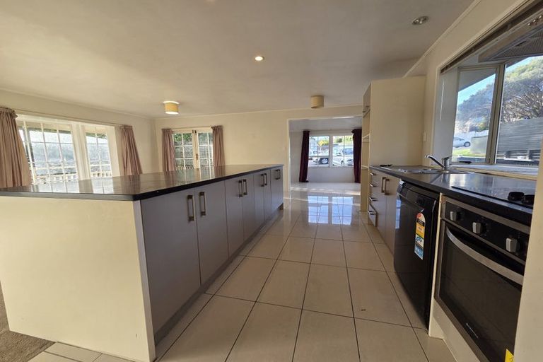 Photo of property in 67 Redoubt Road, Goodwood Heights, Auckland, 2105