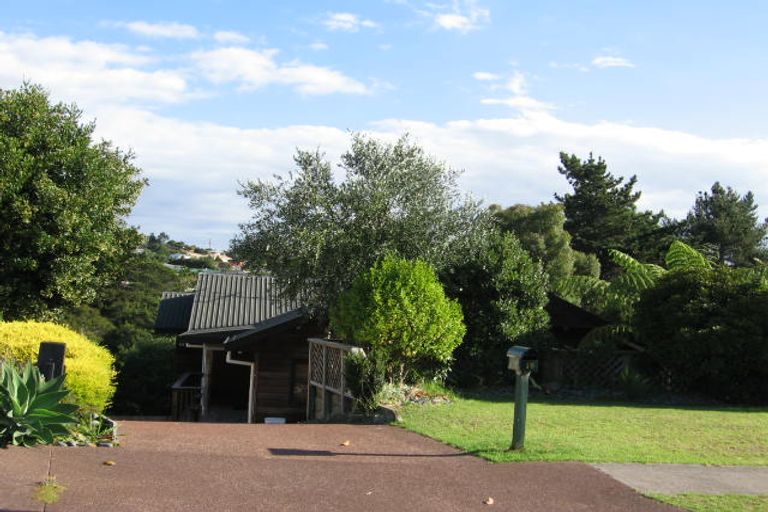 Photo of property in 16 Cayman Place, Unsworth Heights, Auckland, 0632