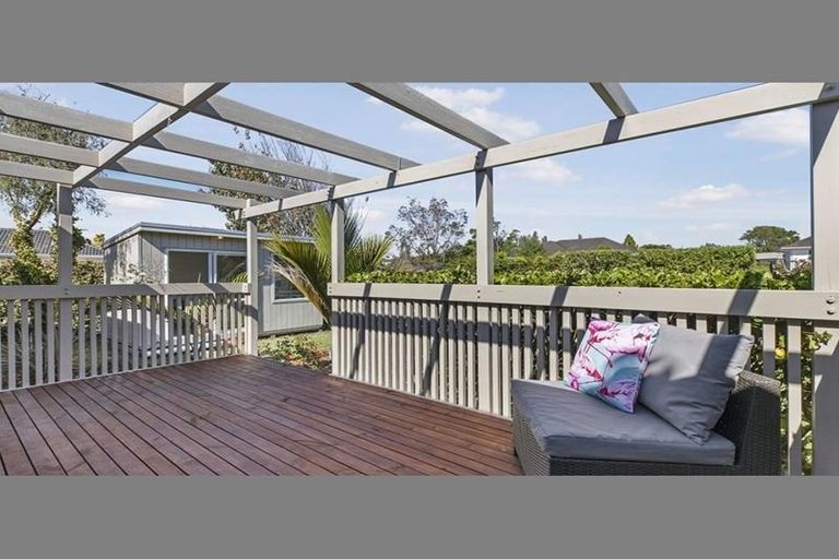 Photo of property in 24 La Rosa Street, Green Bay, Auckland, 0604