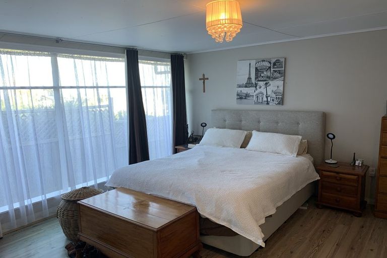 Photo of property in 5 Warwick Avenue, Titirangi, Auckland, 0604