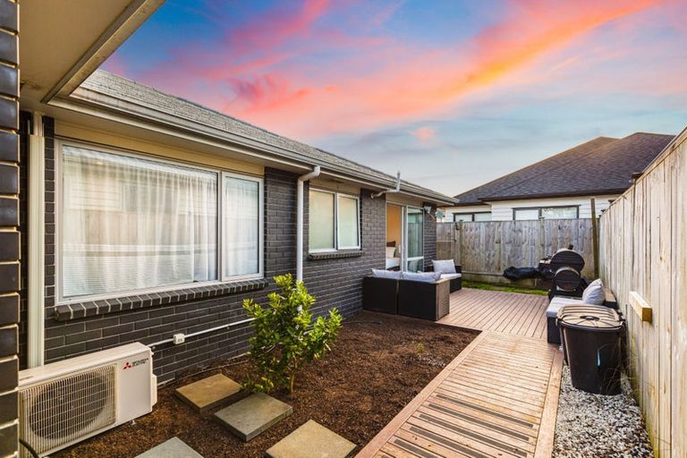 Photo of property in 15 Moemoea Avenue, Kumeu, 0810