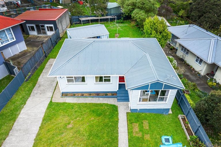 Photo of property in 100 Castor Crescent, Cannons Creek, Porirua, 5024