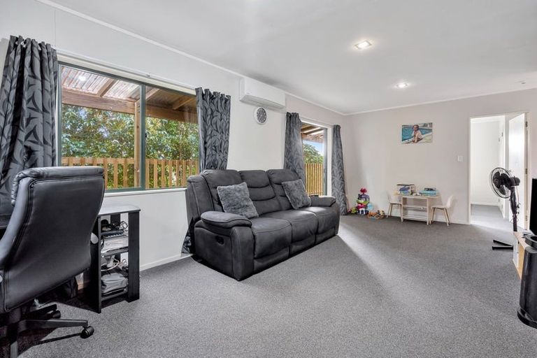 Photo of property in 60 Cobham Crescent, Kelston, Auckland, 0602