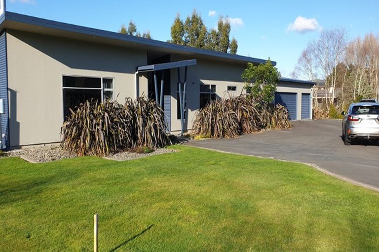 Photo of property in 28 Titirangi Drive, Fitzherbert, Palmerston North, 4471