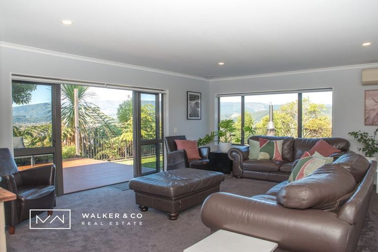 Photo of property in 22 James Nairn Grove, Riverstone Terraces, Upper Hutt, 5018