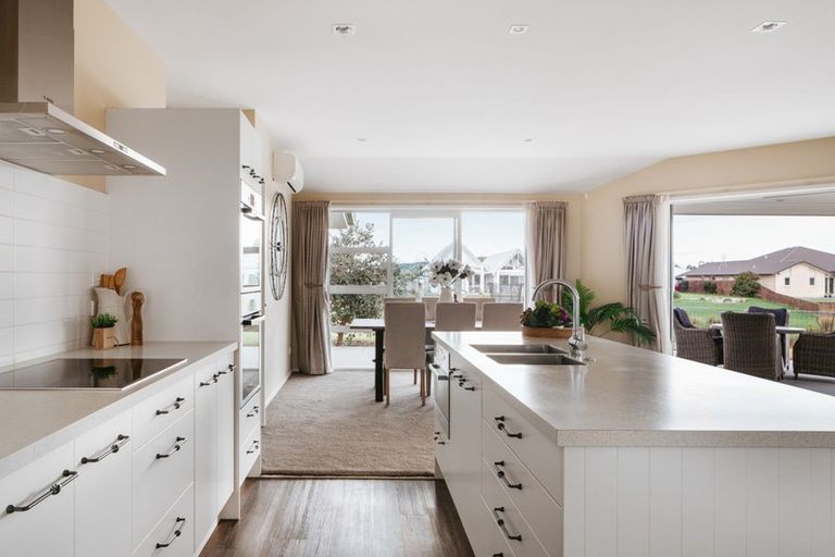 Photo of property in 32 Tatahi Cove, Papamoa Beach, Papamoa, 3118
