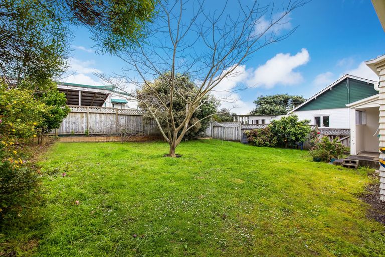 Photo of property in 14 Binsted Road, New Lynn, Auckland, 0600