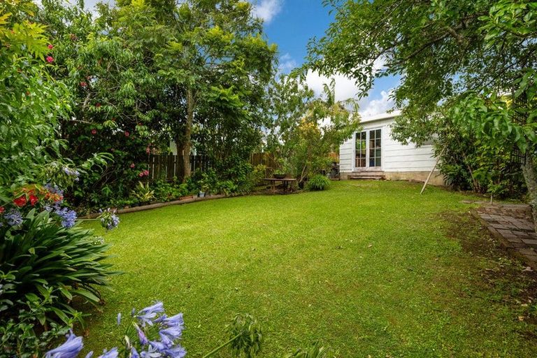 Photo of property in 25 Kitewao Street, Northcote, Auckland, 0627