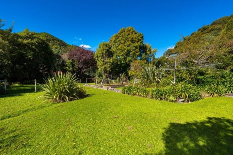 Photo of property in 60 York Street, Picton, 7220