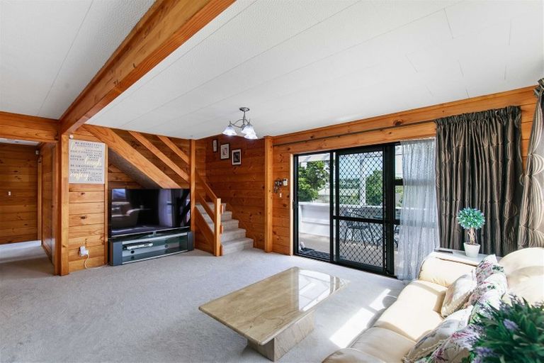 Photo of property in 2/24 Kaipatiki Road, Glenfield, Auckland, 0629