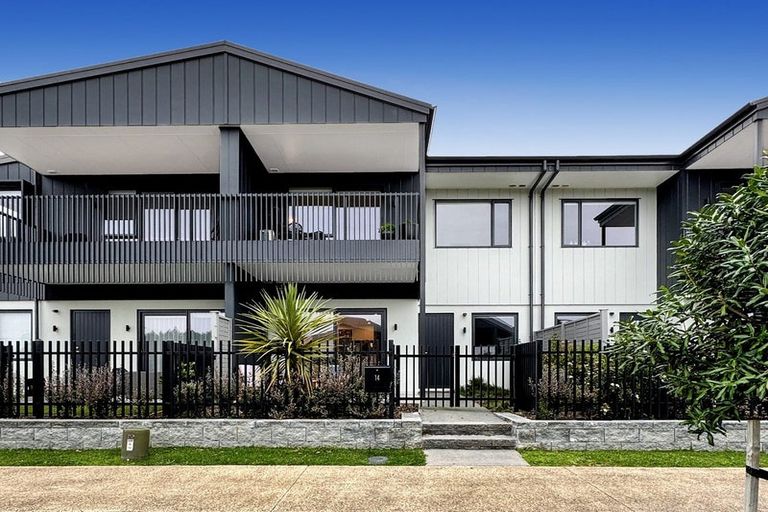 Photo of property in 14 Juniper Drive, Rosehill, Papakura, 2113