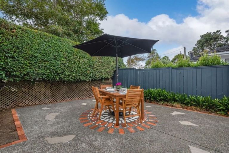 Photo of property in 2/10 Birkley Road, Bayswater, Auckland, 0622