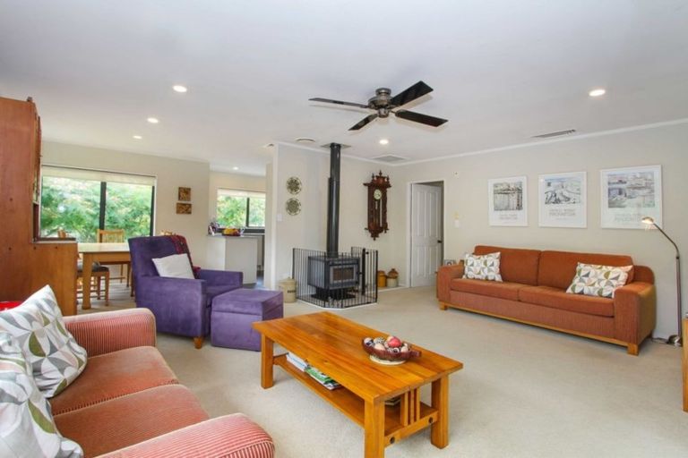 Photo of property in 5 John Webster Place, Glen Eden, Auckland, 0602
