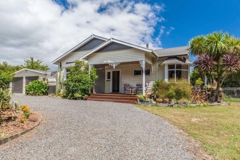 Photo of property in 290 Heatherlea Road East, Levin, 5571