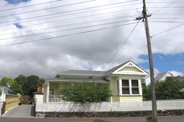 Photo of property in 7 Waterview Road, Stanley Point, Auckland, 0624