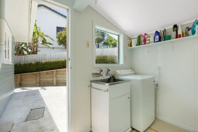 Photo of property in 24 Seaview Road, Cable Bay, 0420