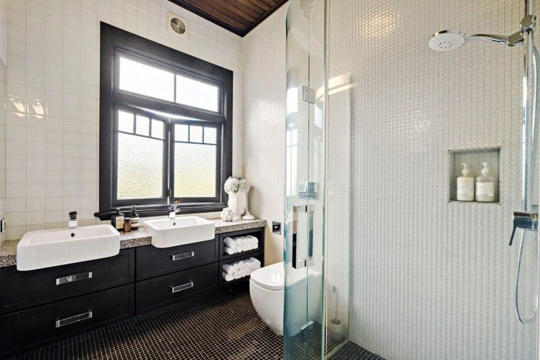 Photo of property in 20 Seabreeze Road, Narrow Neck, Auckland, 0624