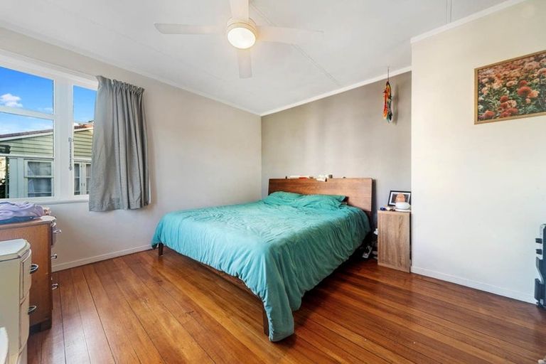 Photo of property in 1 Edmonton Avenue, Onehunga, Auckland, 1061