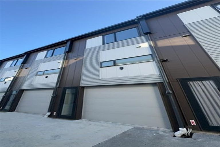 Photo of property in 16 Parkwood Avenue, Westgate, Auckland, 0614