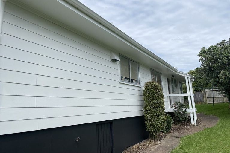 Photo of property in 42 Claverdon Drive, Massey, Auckland, 0614