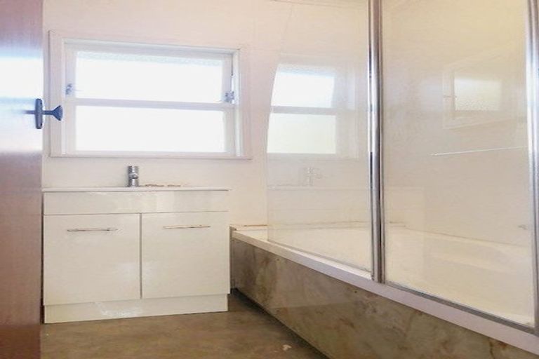 Photo of property in 1/99 Archers Road, Hillcrest, Auckland, 0629