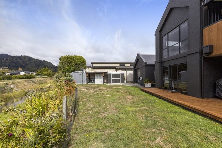 Photo of property in 15 Beach Road, Waikawa, Picton, 7220