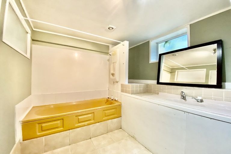 Photo of property in 50 Weatherly Road, Torbay, Auckland, 0630