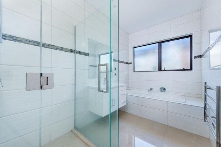 Photo of property in 21 Midhurst Avenue, Henderson, Auckland, 0612