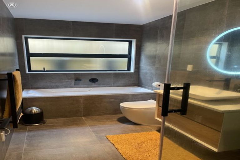 Photo of property in 25b Kiteroa Terrace, Rothesay Bay, Auckland, 0630