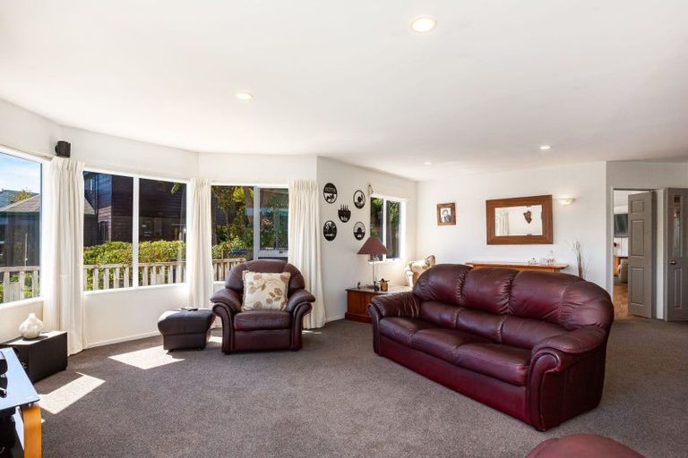 Photo of property in 56 Molyneux Close, Whitby, Porirua, 5024