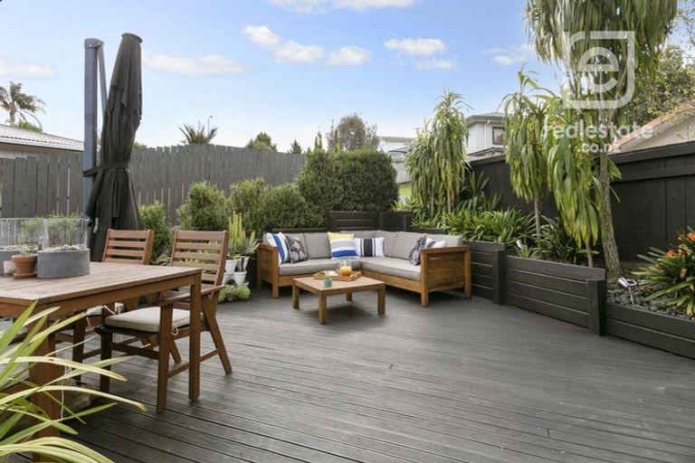 Photo of property in 17 Longview Rise, Massey, Auckland, 0614