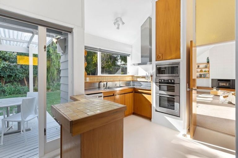 Photo of property in 17 Lydia Avenue, Northcote, Auckland, 0627