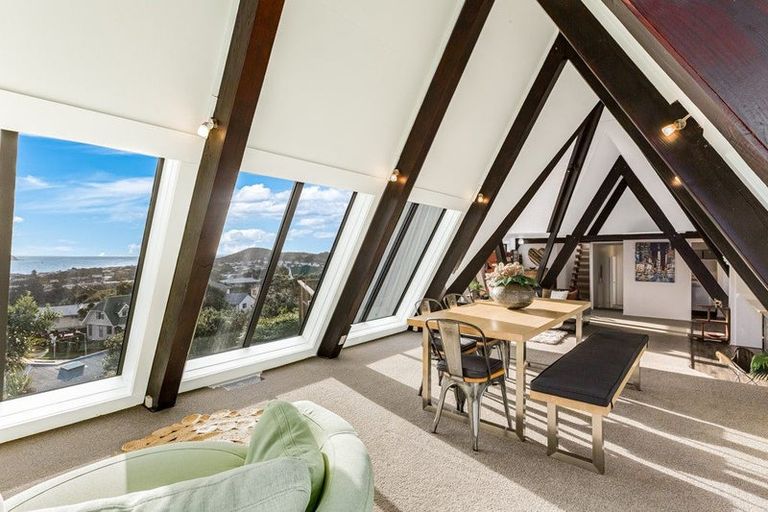 Photo of property in 112 Gloaming Hill, Titahi Bay, Porirua, 5022