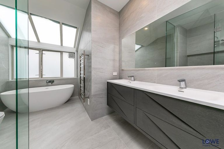 Photo of property in 1/2 Hauraki Road, Hauraki, Auckland, 0622